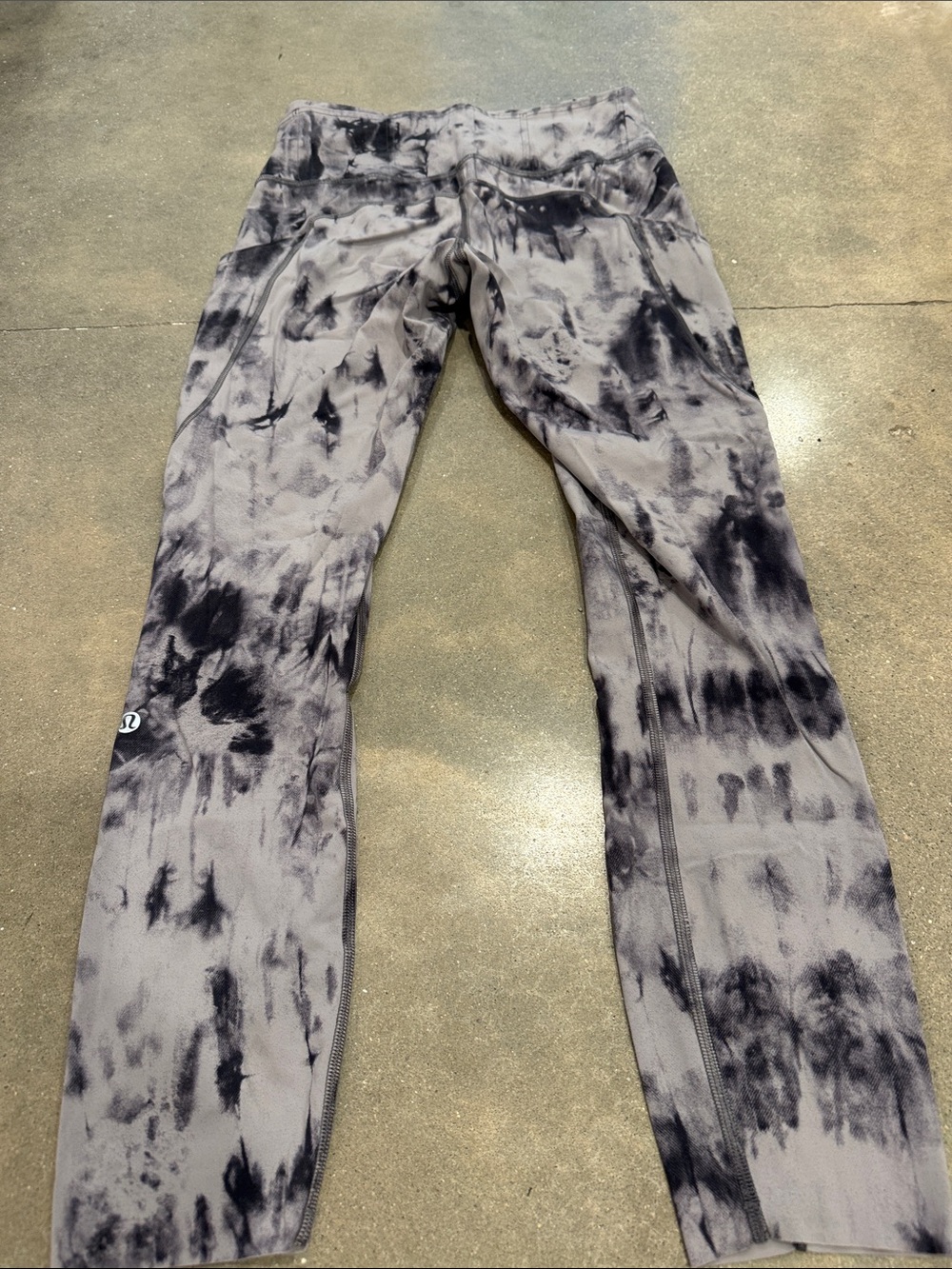 Lululemon Tie-Dye Gray/black Leggings with side pockets, and 4 waistband pockets